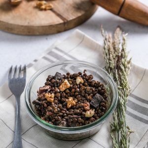 Salade-de-lentilles-aux-noix-et-magret-séché-du-Périgord-911x1024